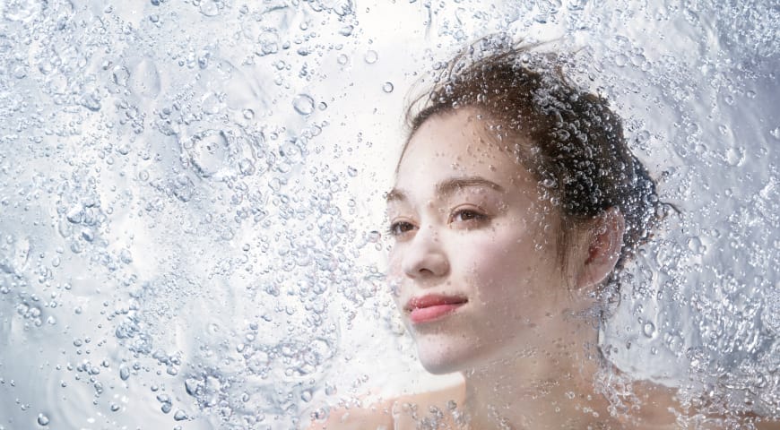 ReFa FINE BUBBLE Uのシャワーを浴びる様子