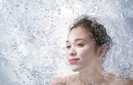 ReFa FINE BUBBLE Uのシャワーを浴びる様子
