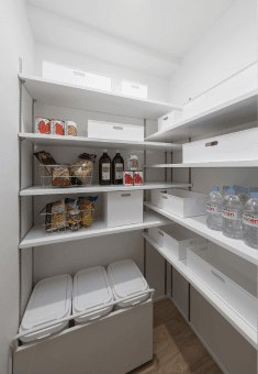 パントリー。可動棚に食品のストックや日用品をまとめて収納できる。