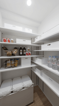 パントリー。可動棚に食品のストックや日用品をまとめて収納できる。