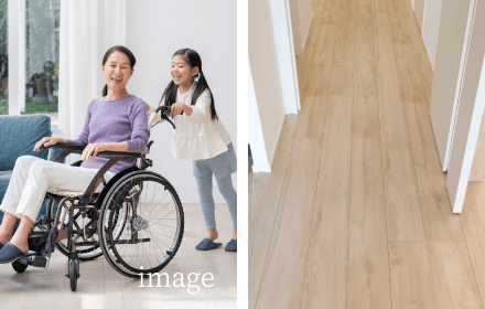 車椅子を利用する女性と子どものイメージ、およびフラットフロアの床材写真