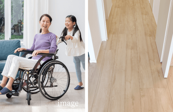 車椅子を利用する女性と子どものイメージ、およびフラットフロアの床材写真